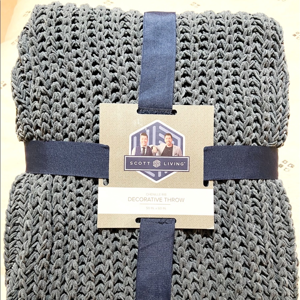 Scott Living Decorative throw NWT